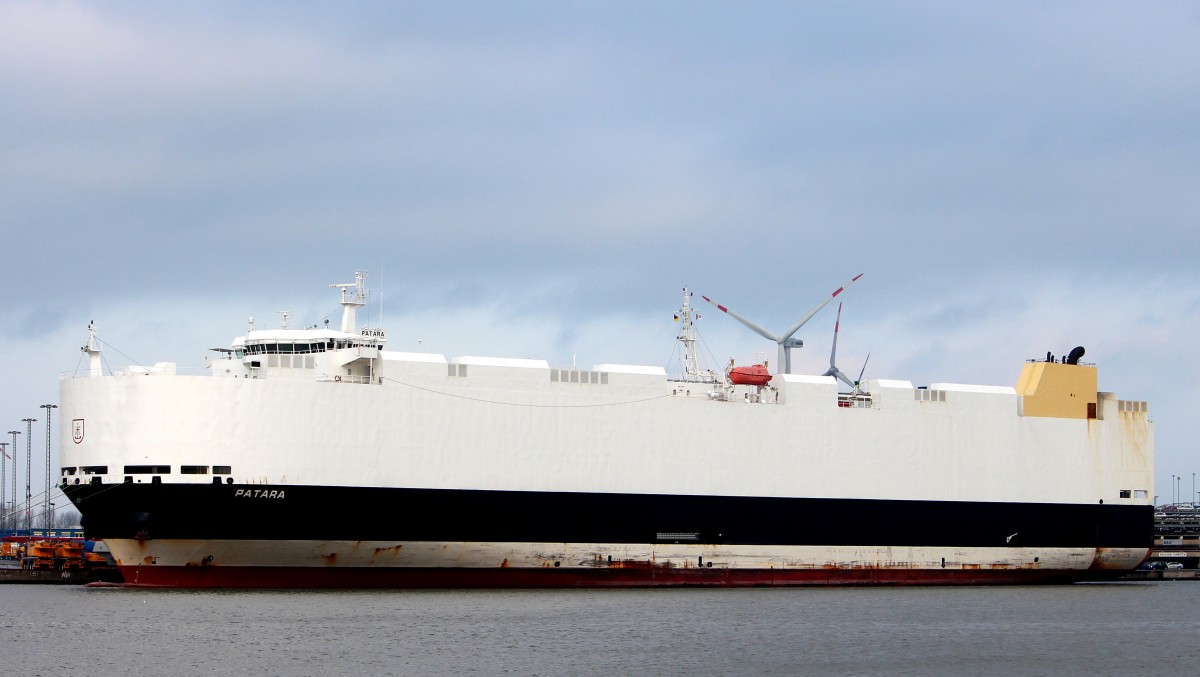 Der Autotransporter Patara am 29.12.2013 im Hafen von Bremerhaven.