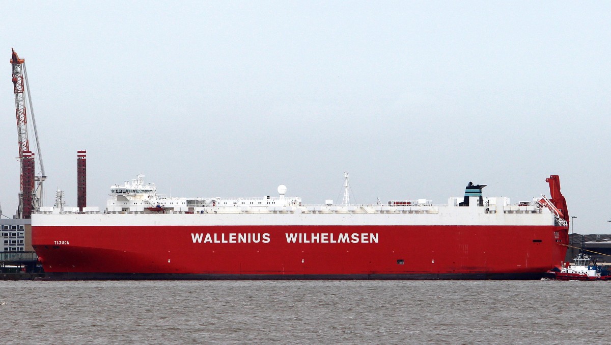 Der Autotransporter Tijuca am 17.03.2014 auf der Weser vor Bremerhaven. Sie ist 232m lang und 32m breit.