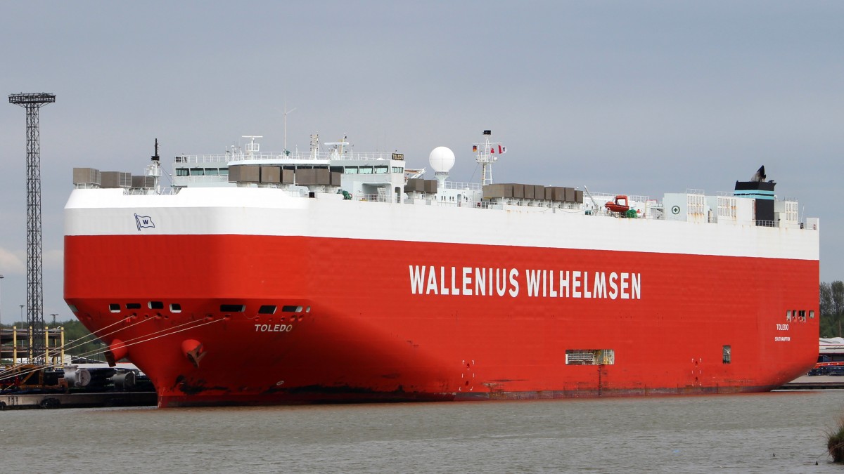 Der Autotransporter Toledo am 02.05.2014 im Hafen von Bremerhaven. Sie ist 199m lang und 32m breit.