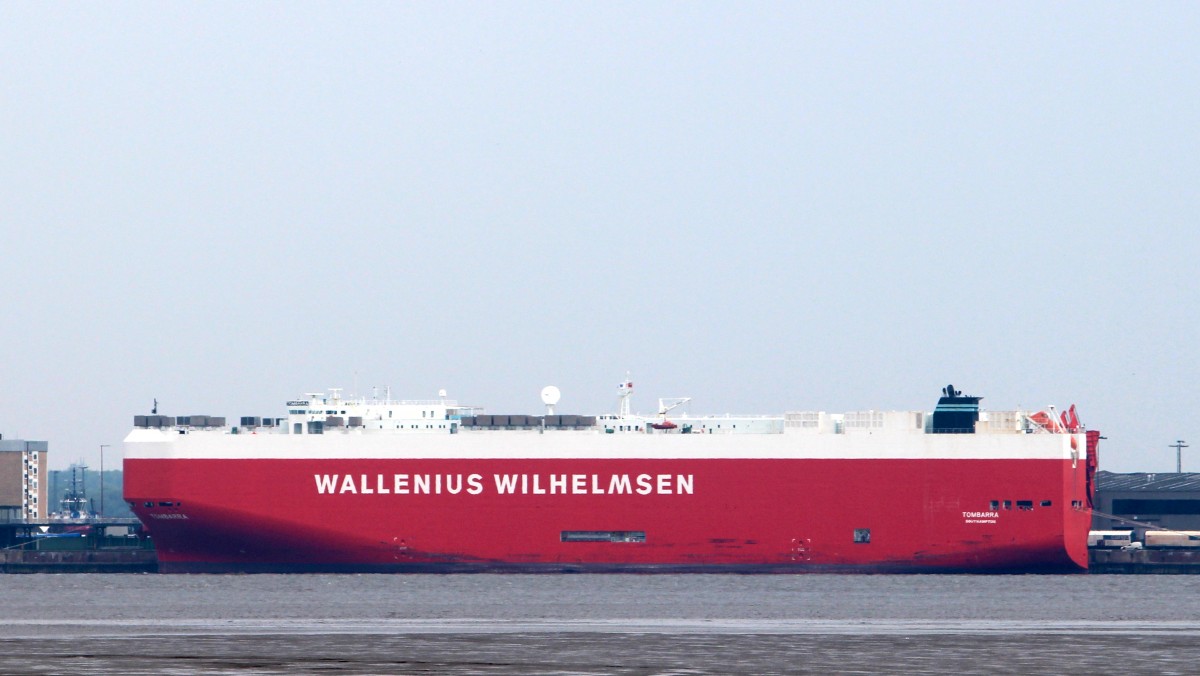 Der Autotransporter Tombarra am 12.06.2013 vor Bremerhaven.