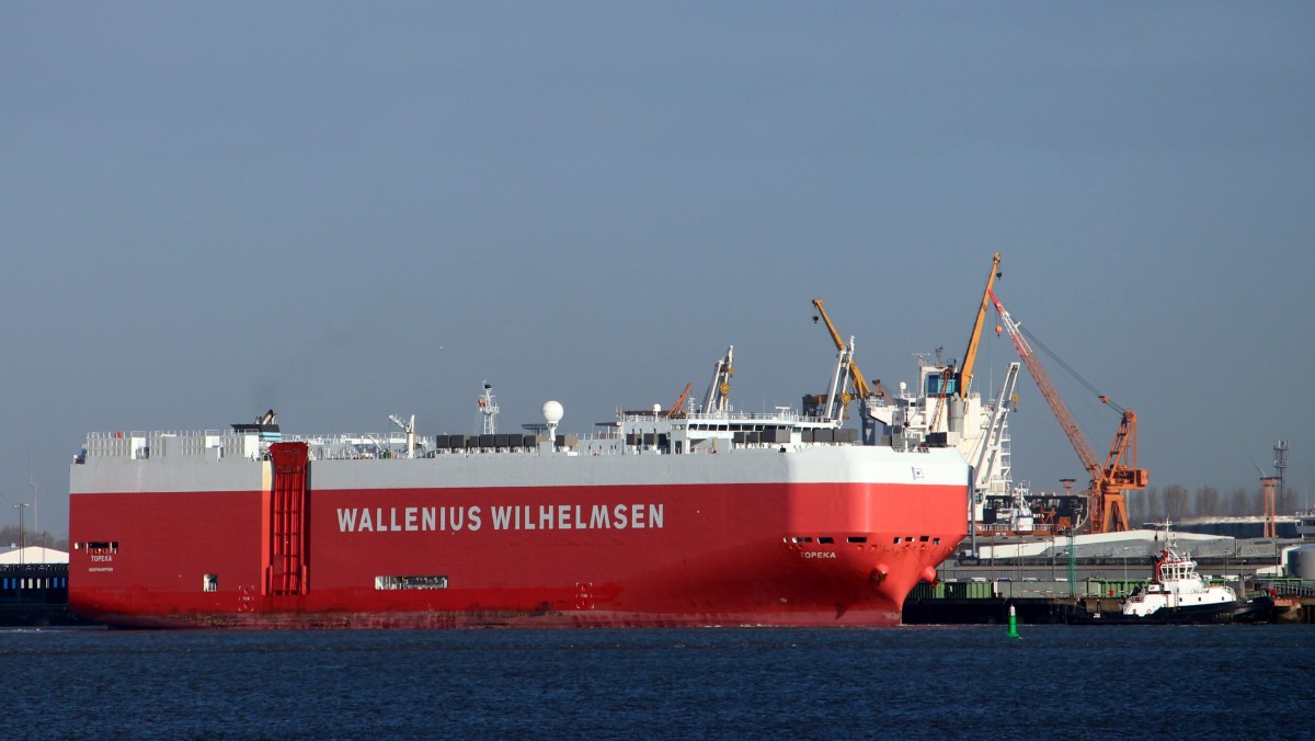 Der Autotransporter Topeka am 13.11.2013 bei der Einfahrt in die Nordschleuse von Bremerhaven.