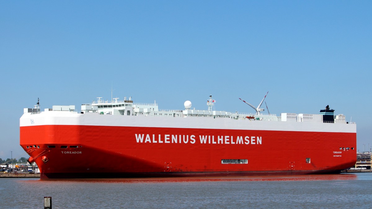Der Autotransporter Toreador am 17.05.2014 im Hafen von Bremerhaven. Sie ist 200m lang und 33m breit.