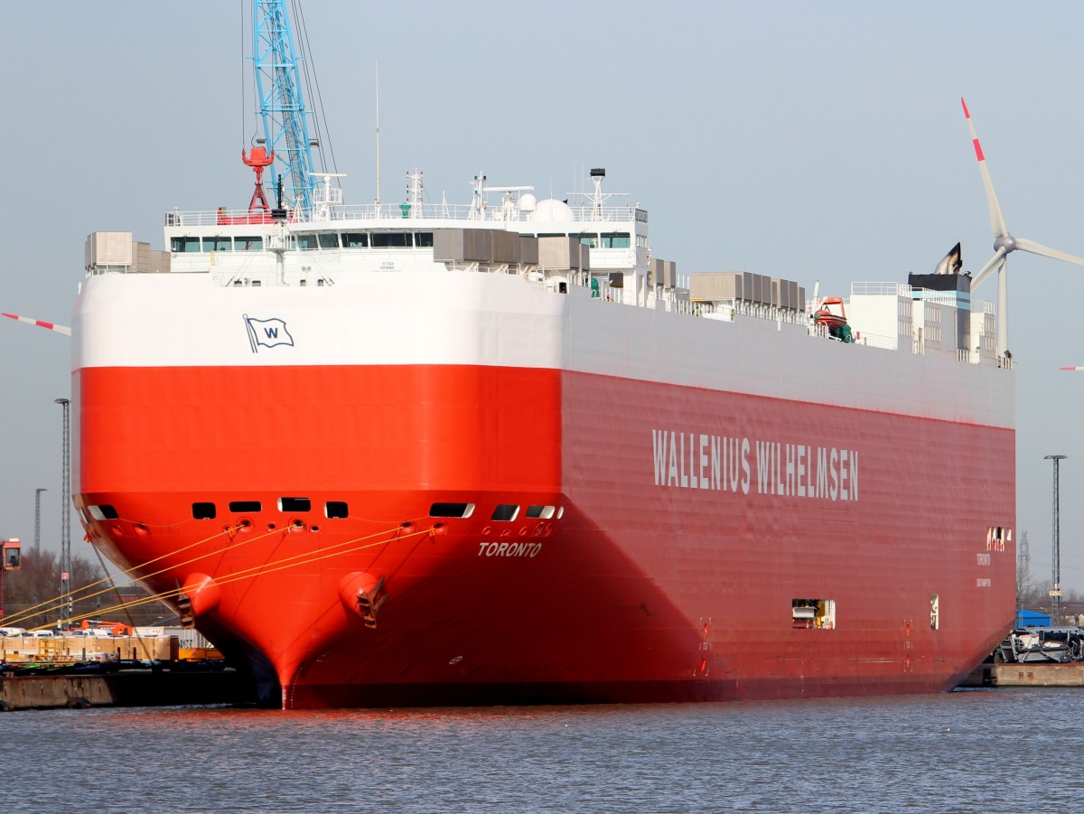 Der Autotransporter Toronto am 24.02.2014 in Bremerhaven. Sie ist 199m lang und 32m breit.