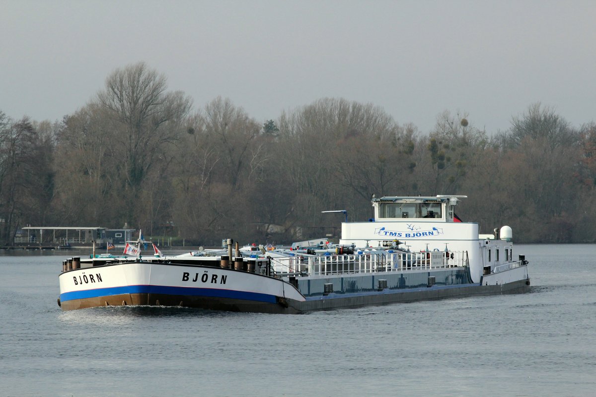 Der  Berliner  fährt nach Berlin. Das in Berlin gemeldete  TMS Björn (04014340 , 85 x 9m) am 03.12.2017 auf dem Weißer See / UHW zu Berg nach Berlin-Rudow. Hoffentlich kann das sehr gepflegte Schiff - Bj. 1972 - noch lange auf Deutschen Binnenwasserstrassen fahren.