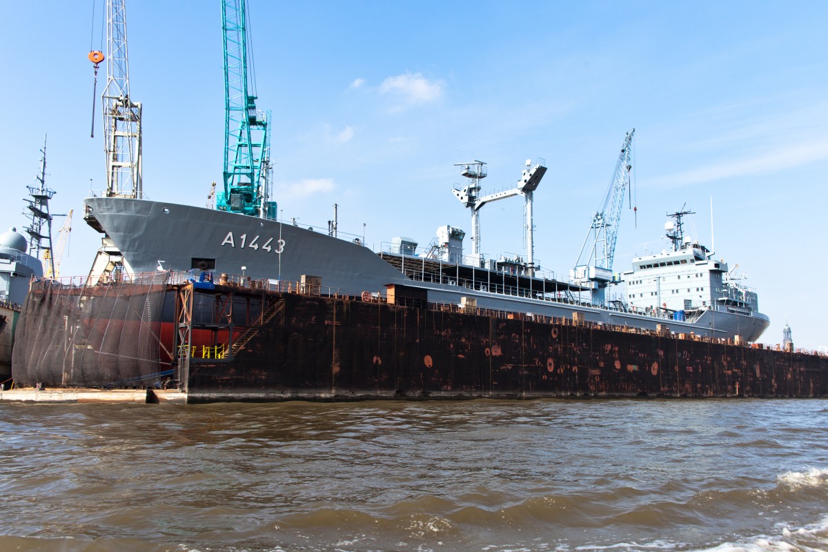 Der Betriebsstofftransporter  A1443 Rhön  im Dock der Norderwerft...
Hamburger Hafen am 12.09.2015
