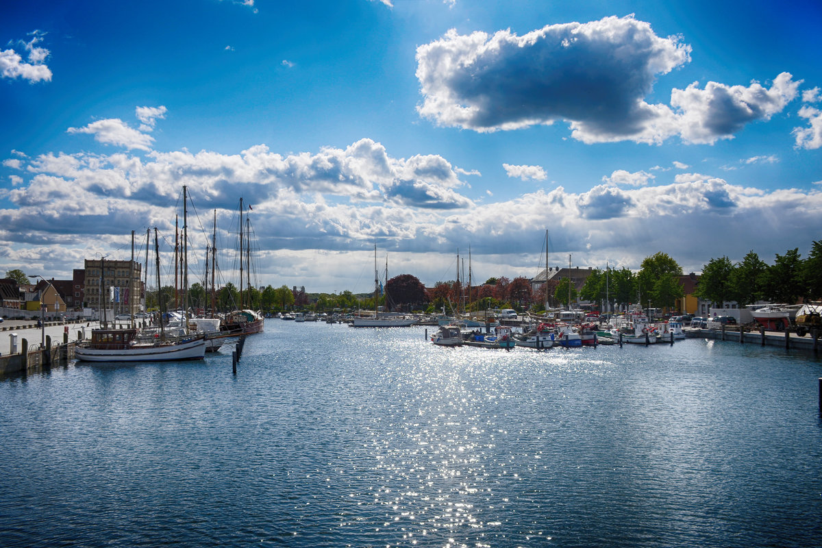 Der Binnenhafen in Eckernförde von der Holzbrücke aus gesehen. Aufnahme: 11. Mai 2020.