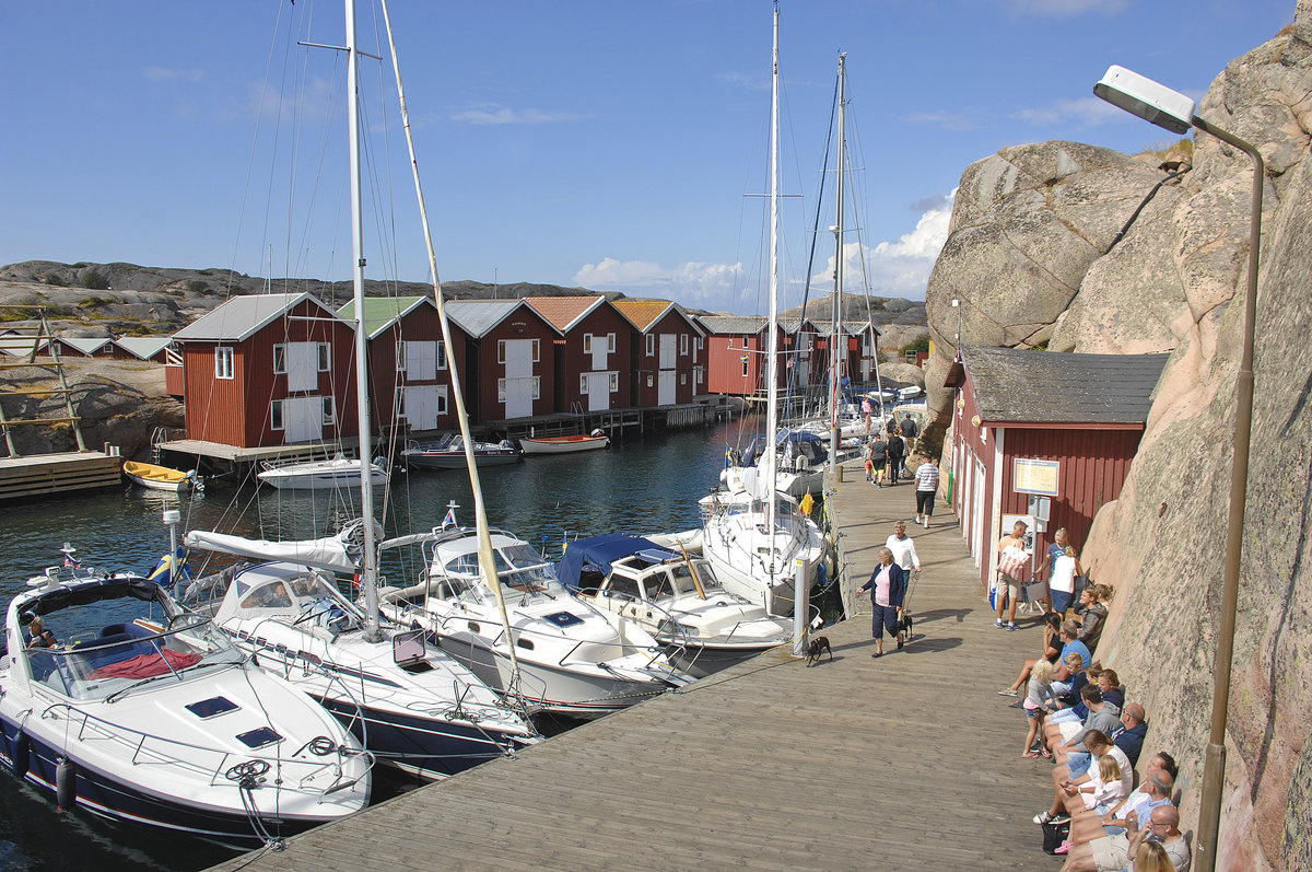 Der Bootshafen vor Mögen - Viele verbinden Schweden mit Smögen Segeln und Motorbootfahrten. Der fast 1000 Meter lange Smögenkai (»Smögenbryggan«) ist die größte Sommer-Sehenswürdigkeit in Bohuslän

Aufnahme: 2. August 2017.