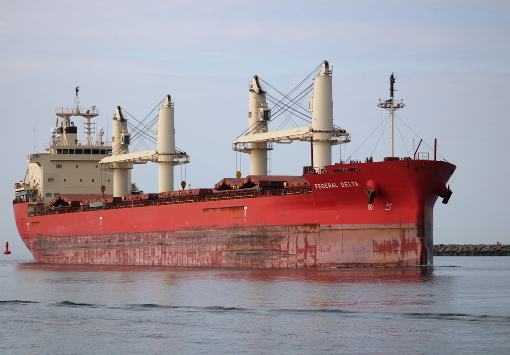 Der Bulker Federal Delta auf dem Seeweg von Aalborg nach Rostock beim Einlaufen in Warnemünde.06.05.2022