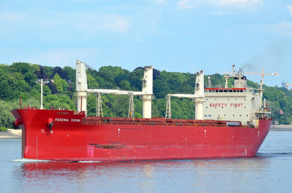 Der Bulker Federal Yukina IMO-Nummer:9476977 Flagge:Hong Kong Länge:200.0m Breite:23.0m Baujahr:2010 Bauwerft:Oshima Shipbuilding,Saikai Japan passiert auslaufend aus Hamburg den Rüschpark in Finkenwerder aufgenommen am 03.06.14