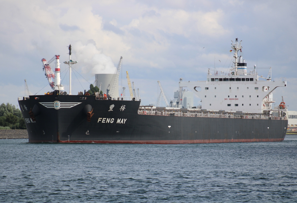 Der Bulker Feng May auf dem Seeweg von Rostock nach Vlissingen beim Auslaufen in Warnemünde.23.07.2022