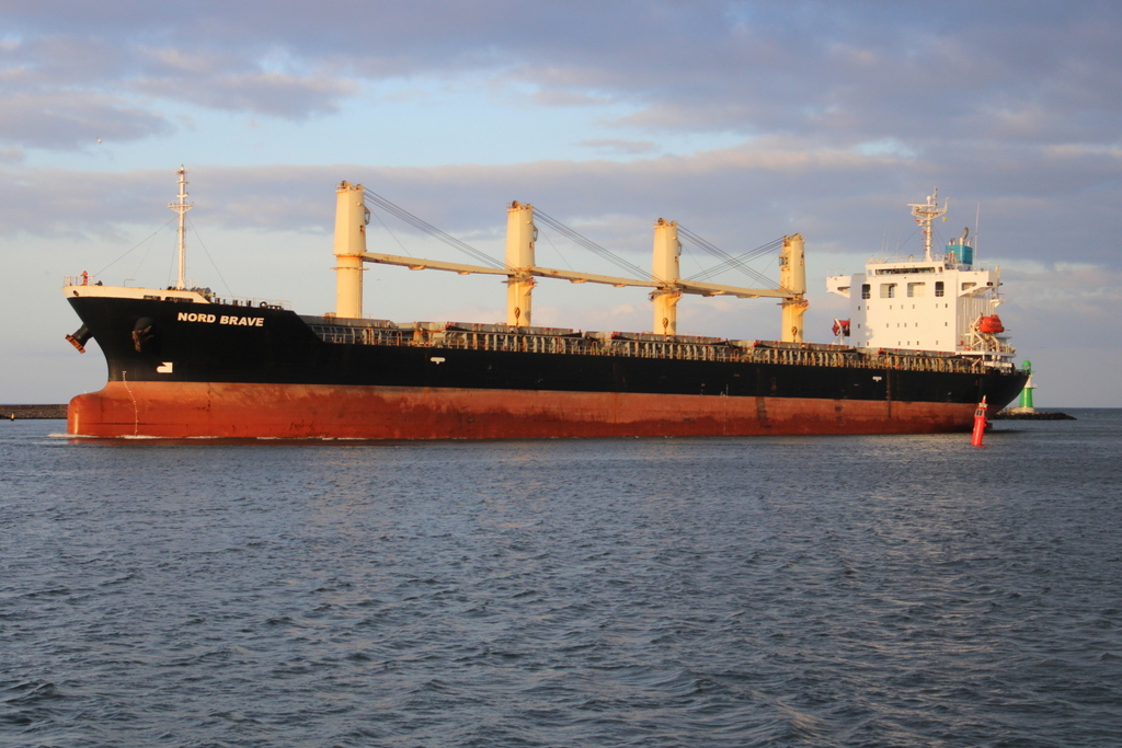 Der Bulker Nord Brave auf dem Seeweg von Oran(Algerien)nach Rostock beim Einlaufen am 28.12.2023 in Warnemünde.