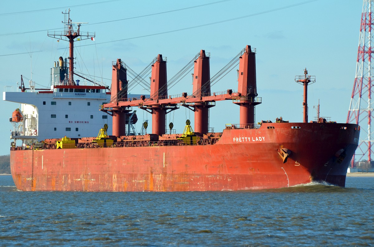 Der Bulker Pretty Lady IMO-Nummer:9223174 Flagge:Malta Länge:182.0m Breite:32.0m Baujahr:2001 Bauwerft:Mitsui Ichihara Engineering&Shipbuilding,Ichihara Japan am 12.03.15 vom Fähranleger in Lühe aufgenommen beim einlaufen nach Hamburg.