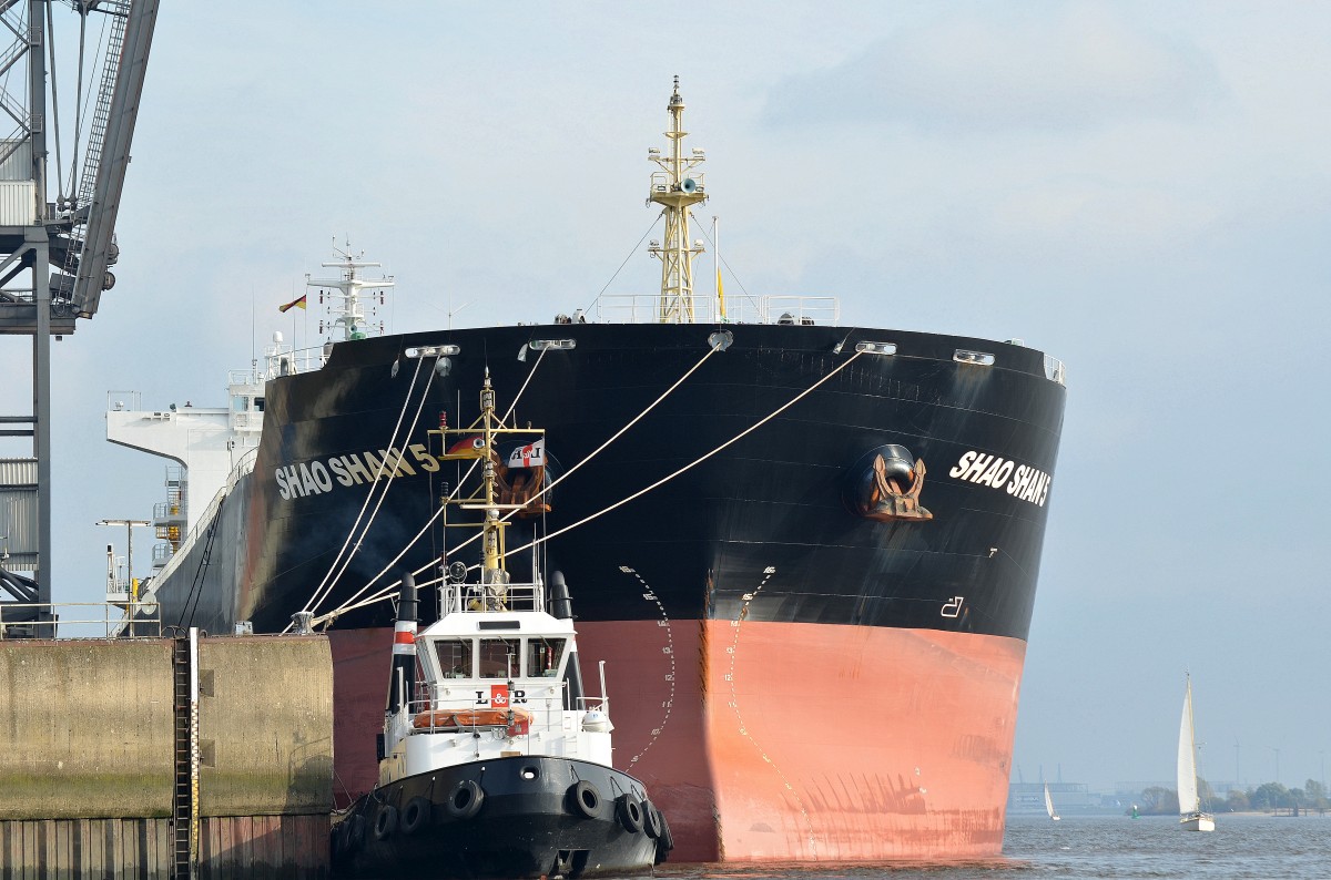 Der Bulker Shao Shan 5 IMO-Nummer:9500302 Flagge:Hong Kong Lnge:225.0m Breite:33.0m Baujahr:2012 Bauwerft:Huangpu Shipbuilding,Guangzhou China festgemacht am Heizkraftwerk Wedel am 26.10.13