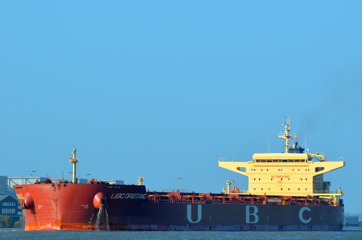 Der Bulker UBC Oristano IMO-Nummer:9463657 Flagge:Gibraltar Länge:260.0m Breite:42.0m Baujahr:2011 Bauwerft:Dayang Shipbuilding,Yangzhou China nach Hamburg einlaufend am 23.10.15 aufgenommen in Teufelsbrück.