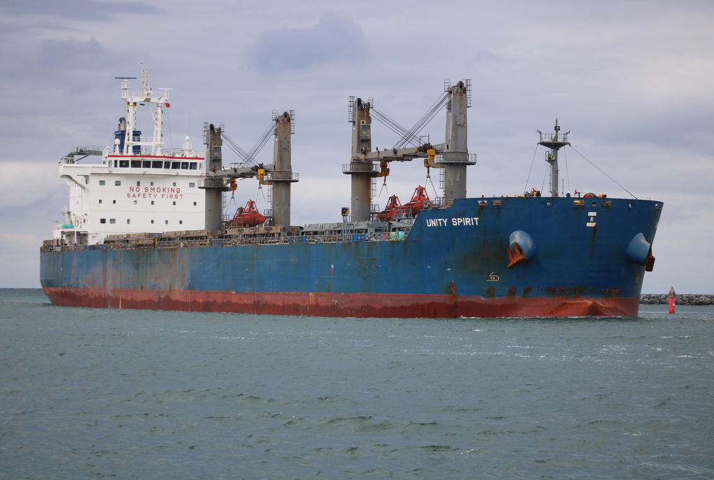 Der Bulker Unity Spirit auf dem Seeweg von Mukran nach Rostock beim Einlaufen in Warnemünde.23.07.2022