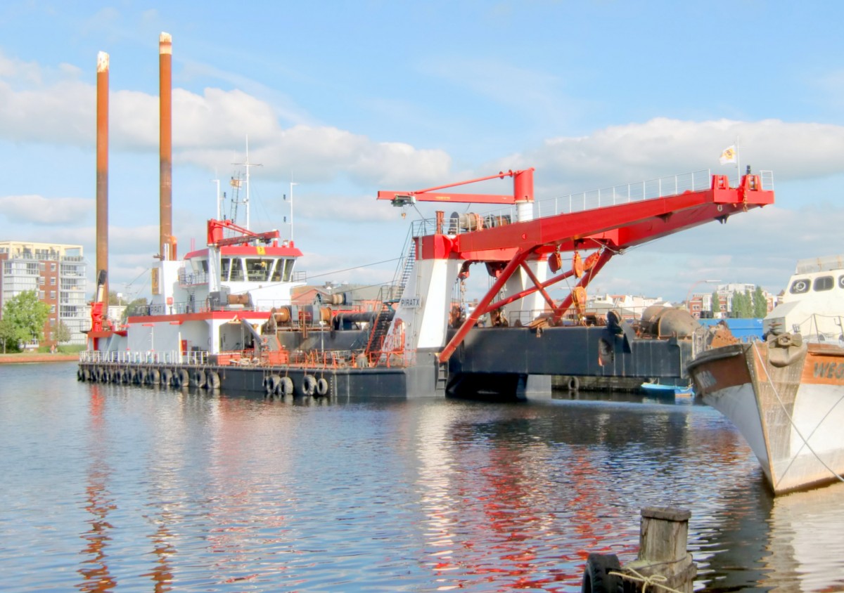 Der ca. 100 m lange Saug-und Splbagger  PIRAT X  der Fa.Bunte aus Papenburg an der Wiesbaden-Brcke in Wilhelmshaven , Foto vom 28.9.2013 , Gruss Gnter