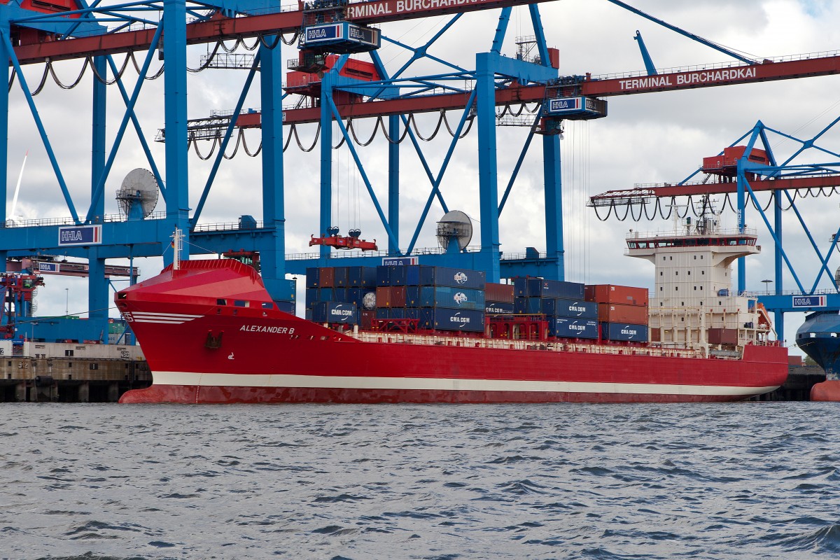 Der Containerfeeder  Alexander B  IMO:9328649, am CT Burchardkai im Hamburger Hafen am 20.06.2015...