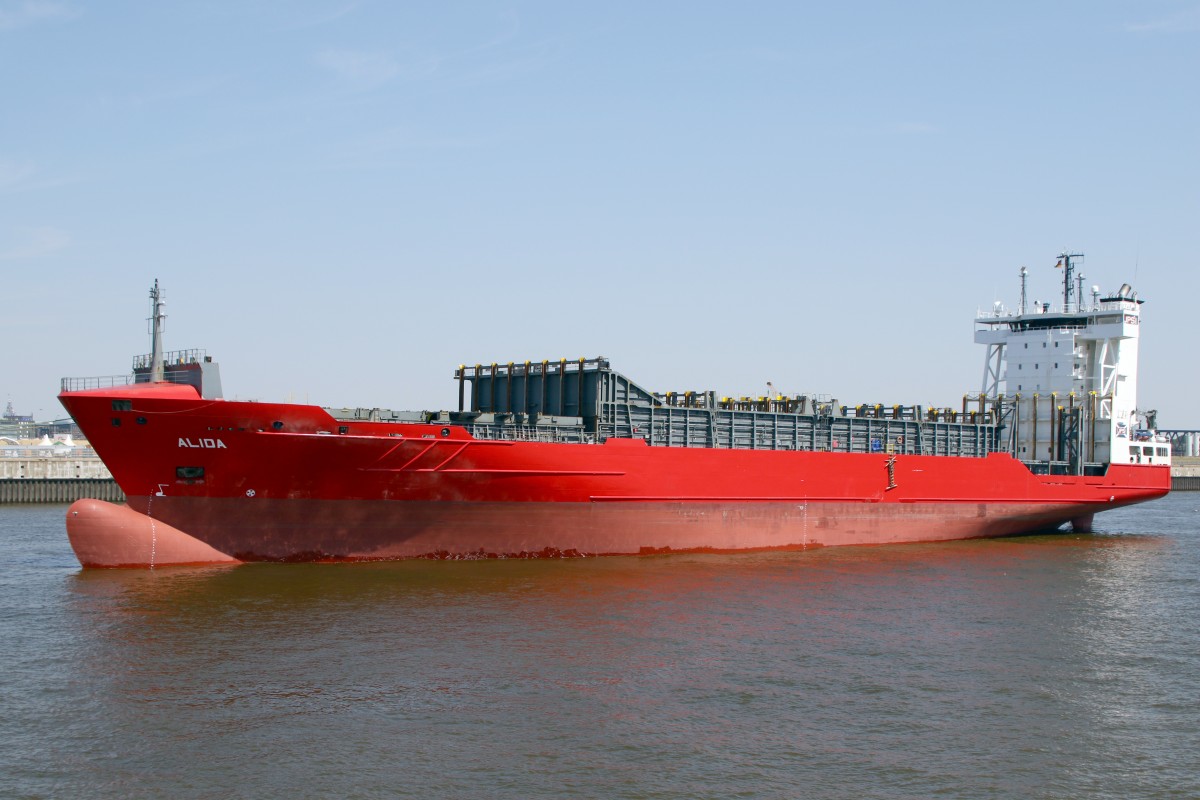 Der Containerfeeder  Alida  IMO:9326940, im Hamburger Hafen am 03.08.2015...