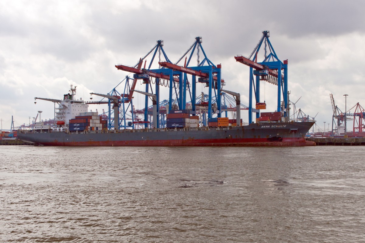 Der Containerfrachter  Anna Schulte  IMO:9215878, am CT Burchardkai im 
Hamburger Hafen am 25.07.2015...