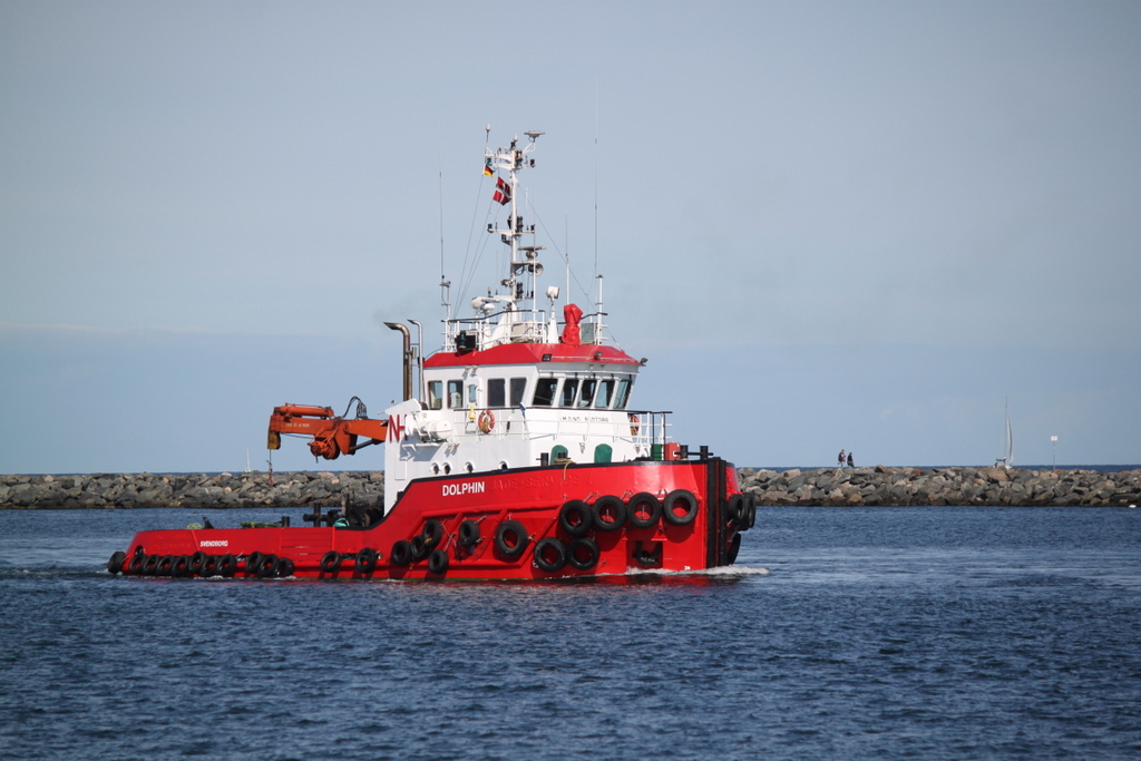 Der dänische Schlepper Dolphin auf dem Seeweg von Svendborg nach Warnemünde beim Einlaufen in Warnemünde.14.09.2018