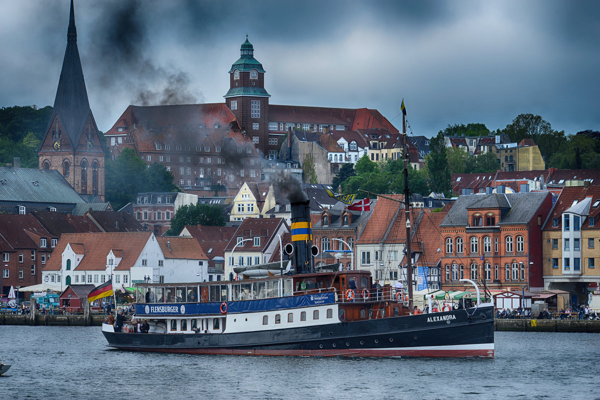 Der Dampfer »Alexandra« ist ein 1908 vom Stapel gelaufener Dampfer, der als maritimes Wahrzeichen der Stadt Flensburg gilt und seit 1990 als fahrendes historisches Schiff im Denkmalbuch des Landes Schleswig-Holstein eingetragen ist. 
Aufnahme: 1. Juni 2019.