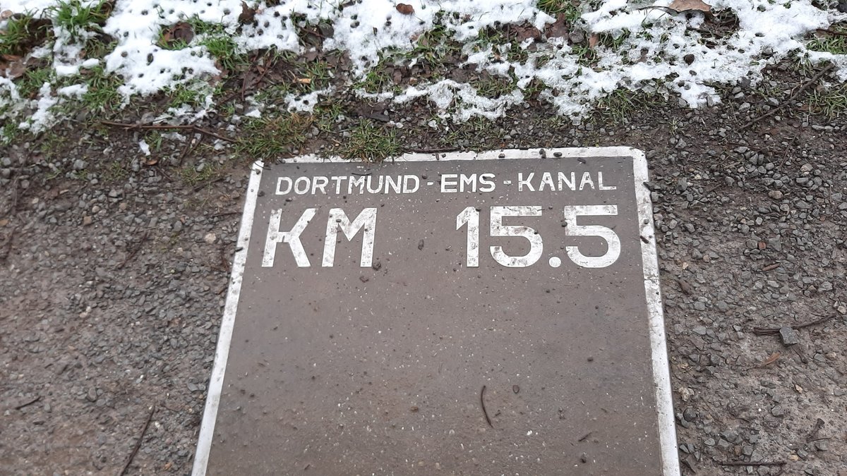 Der Dortmund-Ems-Kanal (DEK) ist eine Bundeswasserstraße zwischen dem Dortmunder Stadthafen und Papenburg/Ems in den Bundesländern Nordrhein-Westfalen und Niedersachsen. Er hat eine Gesamtlänge von gut 223 km. Bei Km 15,5, am Unterwasser des alten Hebewerkes Henrichenburg, beginnt der DEK in Verlängerung des Rhein-Herne-Kanals, seinen Weg in nördliche Richtung bis Papenburg.