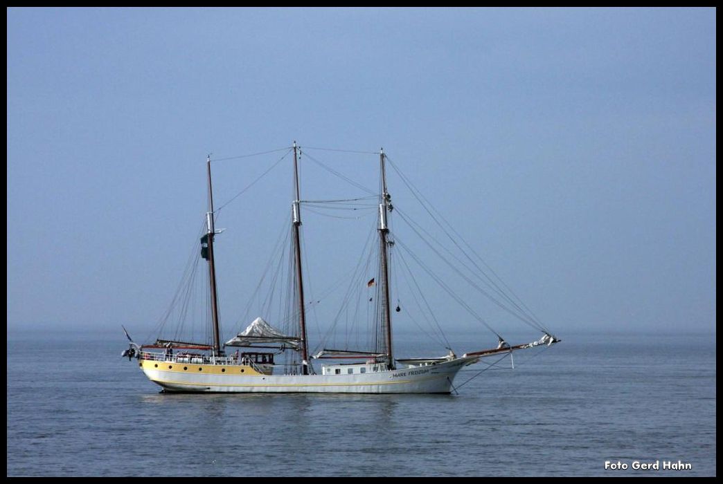 Der Dreimast Schoner  Mare Frisium  ankerte am 15.08.2015 in der Emsmündung. Das Schiff fährt unter Niederländischer Flagge.