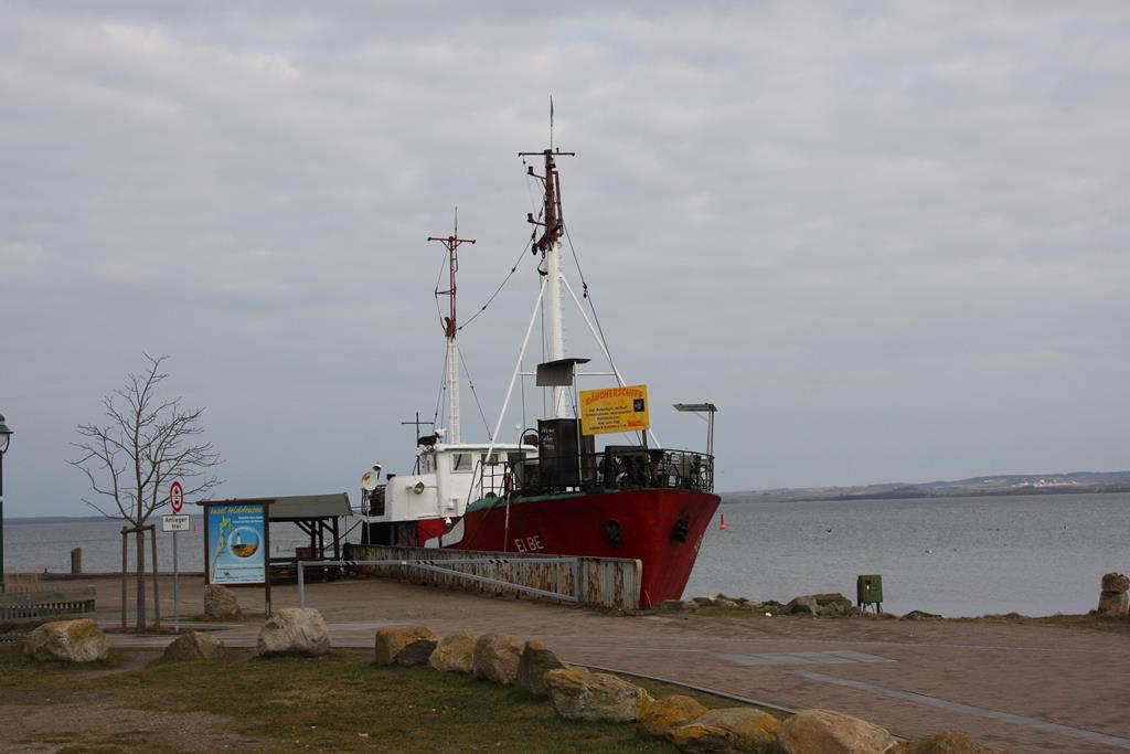 Der ehemalige Fischkutter ELBE liegt hier, heute als  Räucherschiff  genutzt, gut vertäut nahe der Festspielbühne in Ralswiek am Kai. Hans De Rond teilt mir dazu mit, dass der Fischkutter die SAS 270 und der erste der damaligen DDR  war.