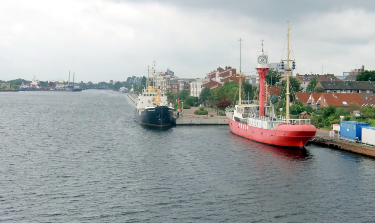 Der ehemalige Tonnenleger  KAPITN MEYER  ,1949 gebaut und 1983 ausser Dienst
gestellt , jetzt als Museumsschiff am Bonte-Kai in WHV liegend .

Das Feuerschiff  WESER  ,1906 in Dienst gestellt und 1981 ausgemustert , jetzt am
Bonte-Kai als Museumsschiff zu besichtigen .Foto von Sept.2013 , gruss Gnter