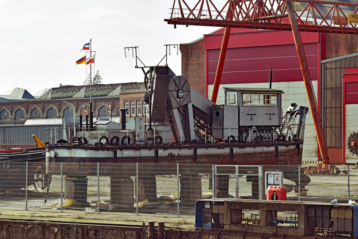 Der Eimerkettenbagger „Wels“ am 07.03.2020 im Hafen von Lübeck. WELS wurde hauptsächlich für die Überholung des Unterwasserschiffs aus dem Wasser geholt.