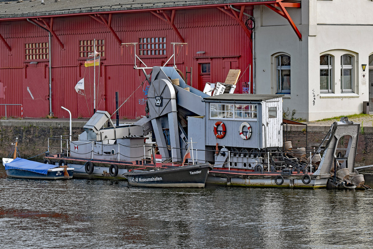 Der Eimerkettenbagger „Wels“ am 30.9.2018 im Hafen von Lübeck. WELS wurde 1936 bei der Lübecker Maschinen Gesellschaft (LMG) gebaut. Länge über alles 20 Meter, Breite 4,80 Meter, Tiefgang 1,20 Meter. Das Einsatzgebiet war die Wakenitz und die Trave