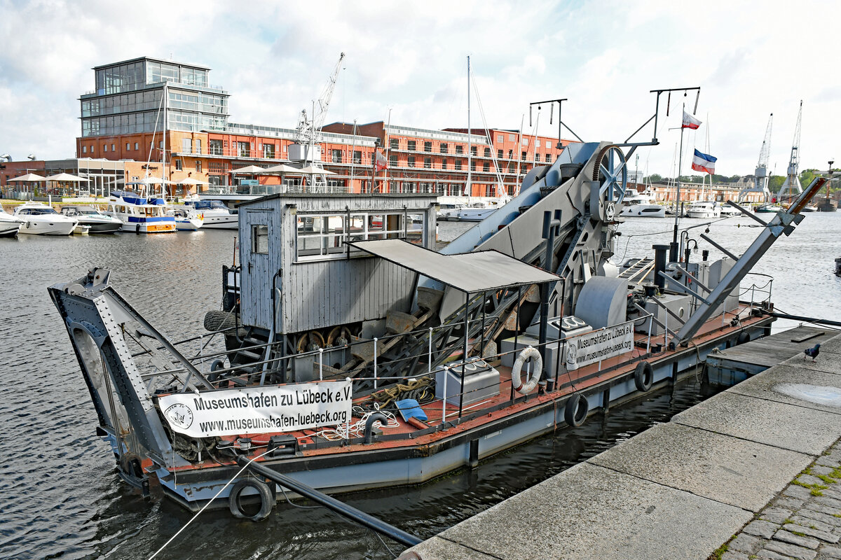 Der Eimerkettenbagger WELS am 28.05.2022 im Hafen von Lübeck. WELS wurde 1936 bei der Lübecker Maschinen Gesellschaft (LMG) gebaut. Länge über alles 20 Meter, Breite 4,80 Meter, Tiefgang 1,20 Meter. Das Einsatzgebiet war die Wakenitz und die Trave