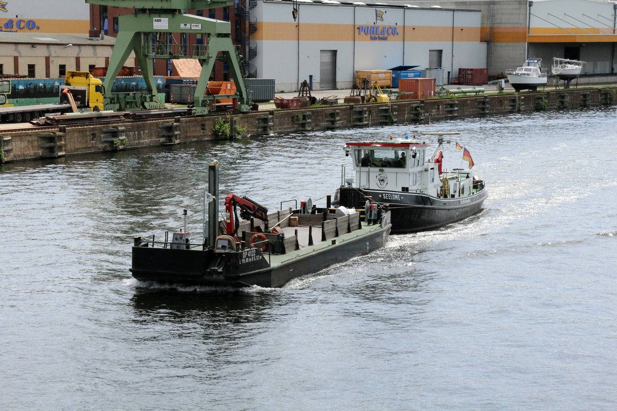 Der Eisbrecher SEELÖWE (05028840 , 22 x 5,10m) schob am 14.05.2020 die Arbeitsplattform DP 4122 (05041220 , 19,48 x 5,12m) auf der Havel Höhe Spandauer Südhafen zu Berg.