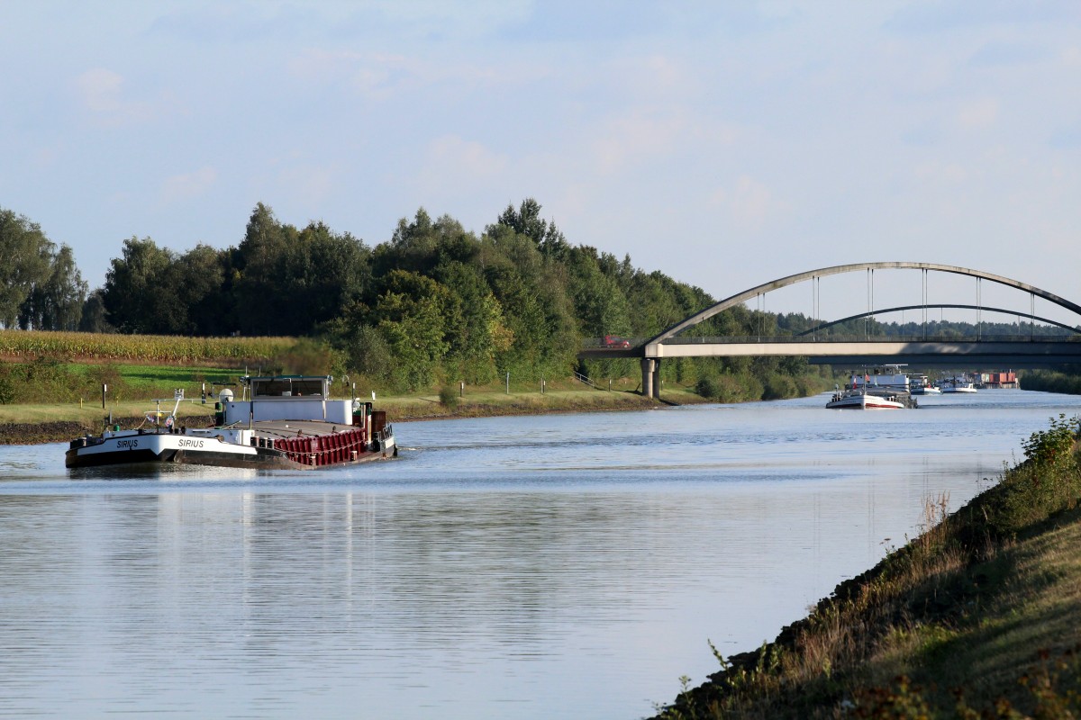 Der Elbe-Seitenkanal (ESK) am 11.09.2014 bei Lüder. Nach der Havarie-Sperre des Kanales war  reger  Betrieb - den Spotter gefällt es. 