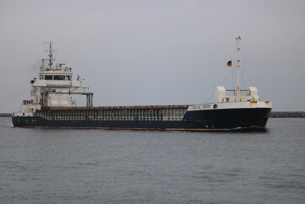 Der englische Frachter BALTIC MOON auf dem Seeweg von Kalundborg nach Rostock beim Einlaufen am Mittag des 22.12.2021 in Warnemünde.