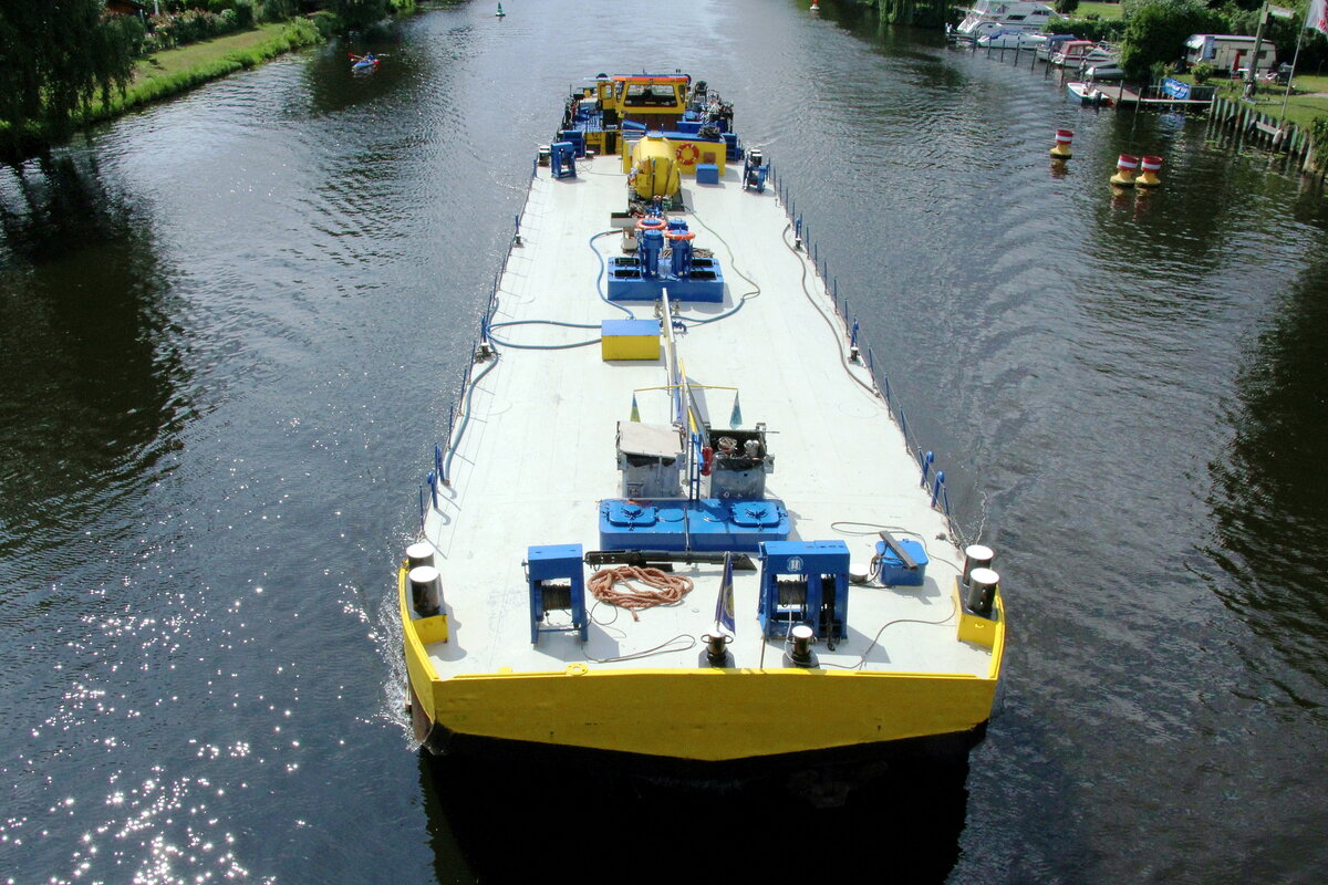 Der Entsorgungsleichter  RONALD MENZ (05609640 , 32,50 x 8,20m) wurde am 03.08.2021 vom Schubboot  KSS ANDREA (05602770 , 14 x 8,20m) auf der  HAVEL  in Berlin-Spandau zu Berg geschoben , hier unterhalb der Freybrücke.