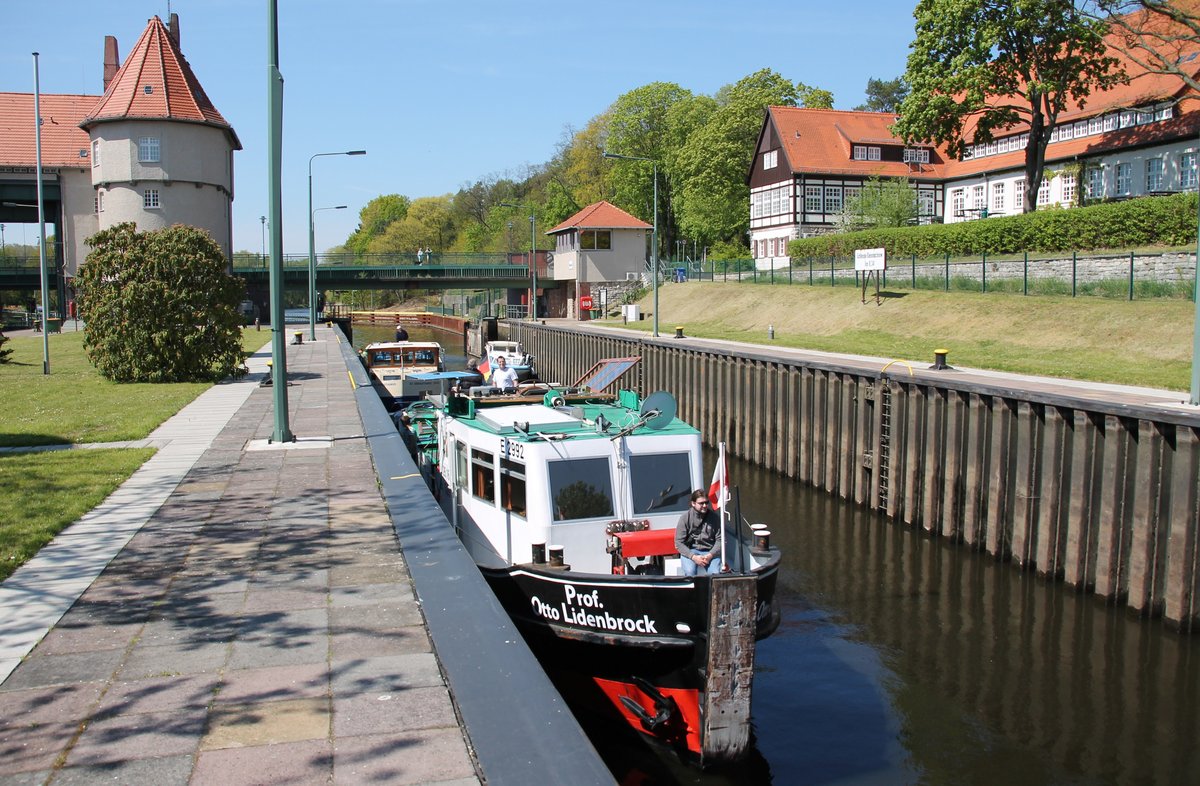 Der ex.WSA Eisbrecher Tümmler in der Schleuse Kleinmachnow auf dem Weg nach Berlin.Für die Brückendurchfahrten muste das Steuerhaus der Prof.Otto Lidenbrock  abgebaut werden.Foto 05.2016