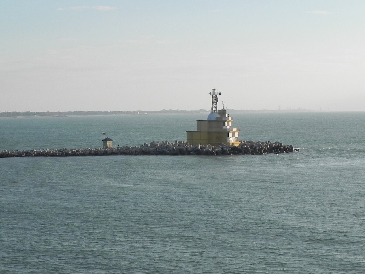 Der  Faro di Punta Sabbioni , ein Leuchtturm an der Einfahrt zur Lagune von Venedig am 26.10.14.