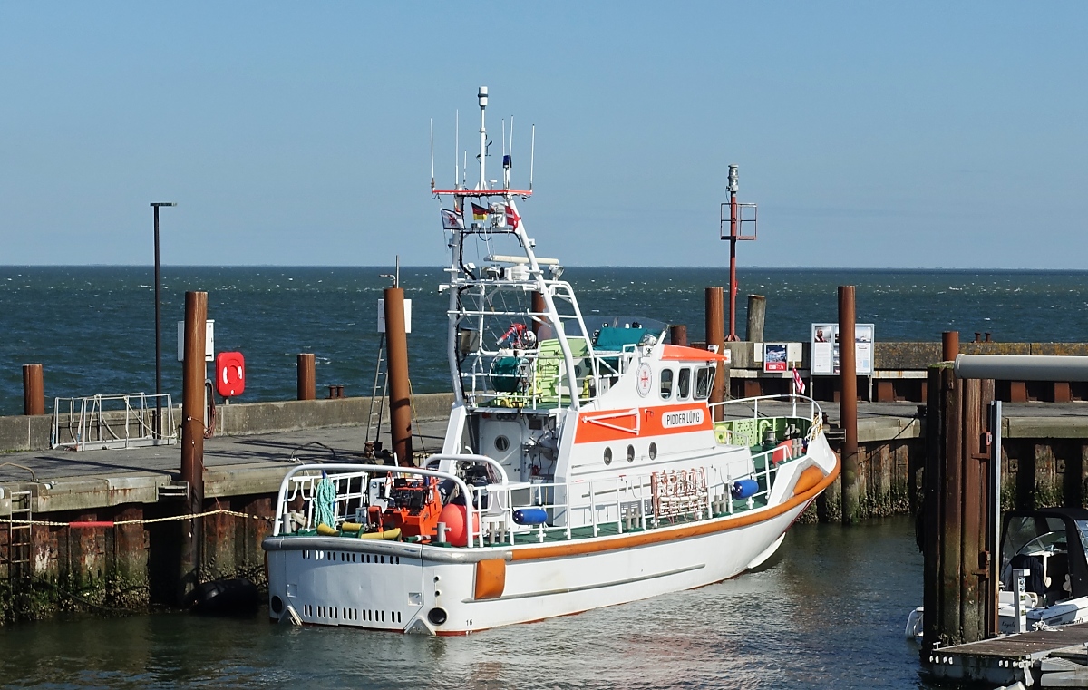 Der von Fassmer in Berne gebaute und am 16.11.2013 in Dienst gestellte Seenotrettungskreuzer  PIDDER LÜNG  am 14.06.2020 in List/Sylt. Technische Daten: 19,90 x 5,05 m, Tiefgang 1,30 m, Verdrängung 38 t, Leistung 1.232 kW, Geschwindigkeit 22 kn.