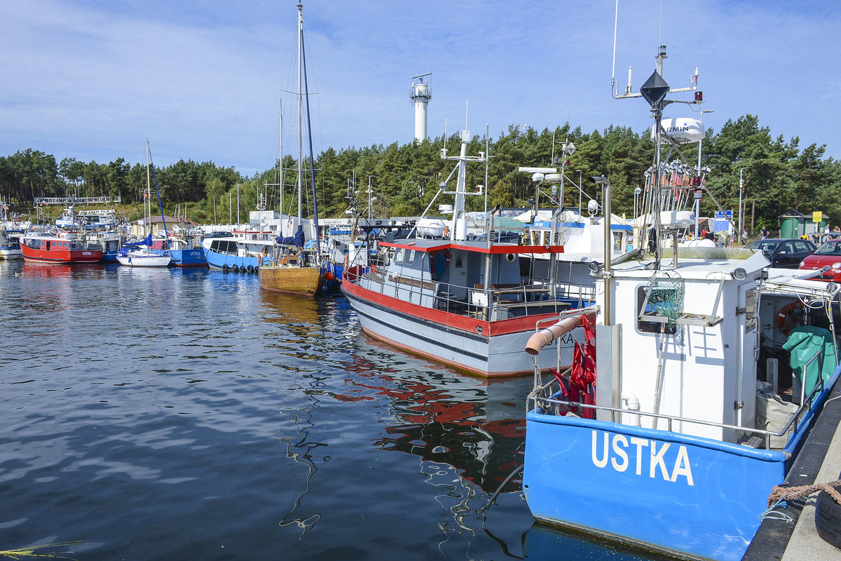Der Fischereihafen von Ustka (Stolpmünde) vom Leuchtturm aus gesehen. Aufnahme: 21. August 2020.