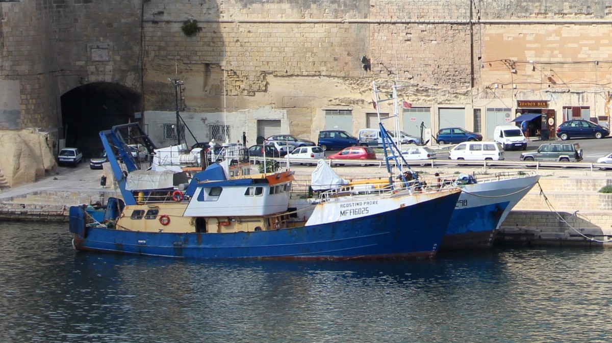 Der Fischkutter Acostino Padre am 23.10.2013 im Hafen von Valletta.