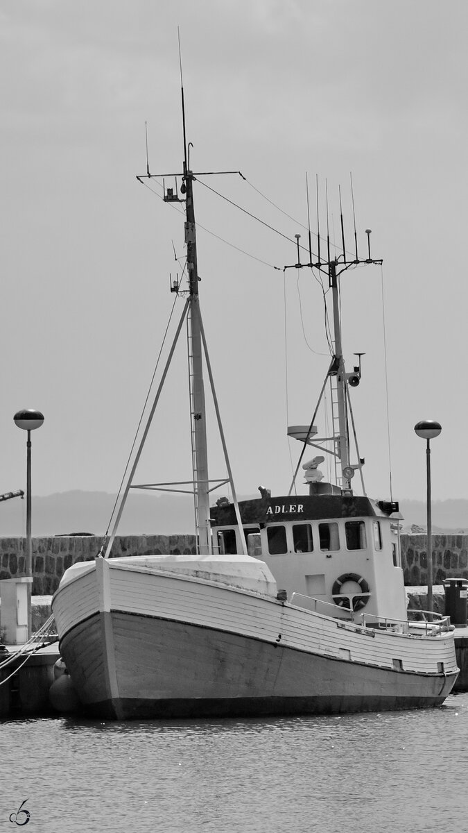 Der Fischkutter ADLER ist hier im August 2023 an der Ostmole in Sassnitz zu sehen.