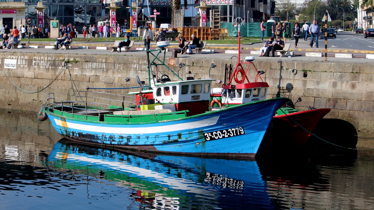 Der Fischkutter Manuel Neira 2 am 18.04.2014 im Hafen von La Coruna.