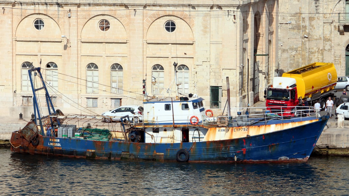 Der Fischkutter Rania am 23.10.2013 im Hafen von Valletta.