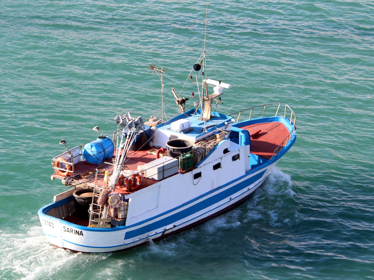 Der Fischkutter Sarina bei der Heimfahrt in den Hafen von Neapel am 24.10.2013