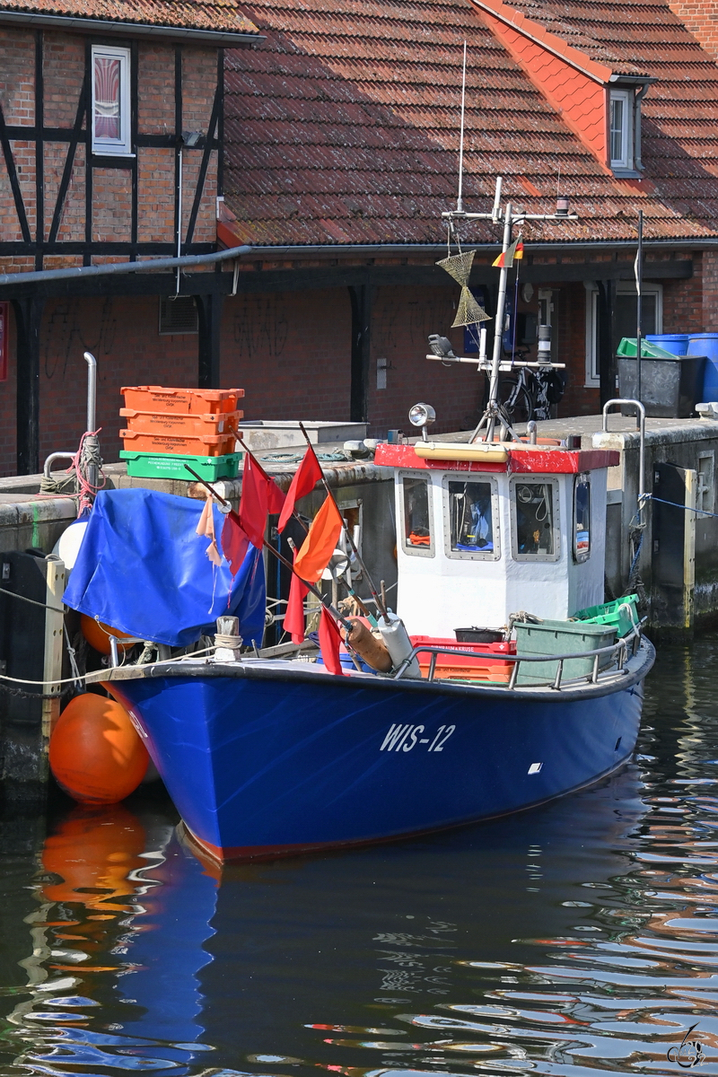 Der Fischkutter WIS-12 hat in Wismar angelegt. (März 2022)