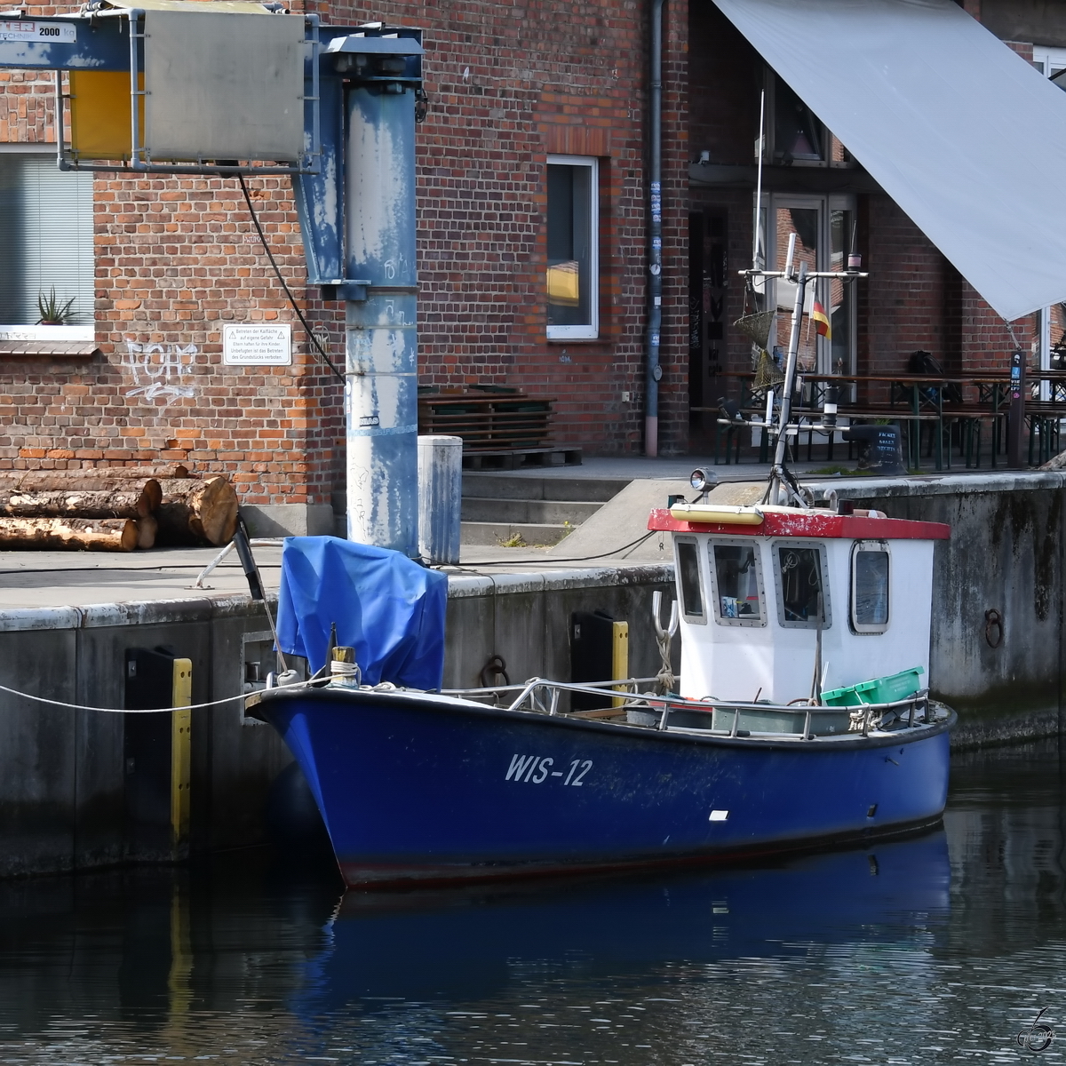 Der Fischkutter WIS-12 hat in Wismar angelegt. (Mai 2023)