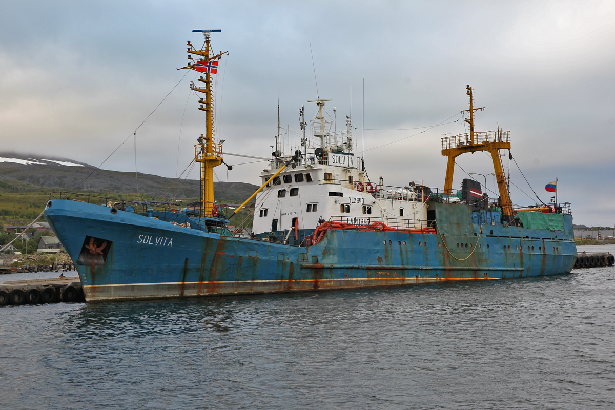 Der Fischtrawler Solvita liegt am 18.7.2014 in Norwegens grösstem Fischerdorf in Batsfjord.Früher gab es hier auch noch 
3 Walfangstationen.