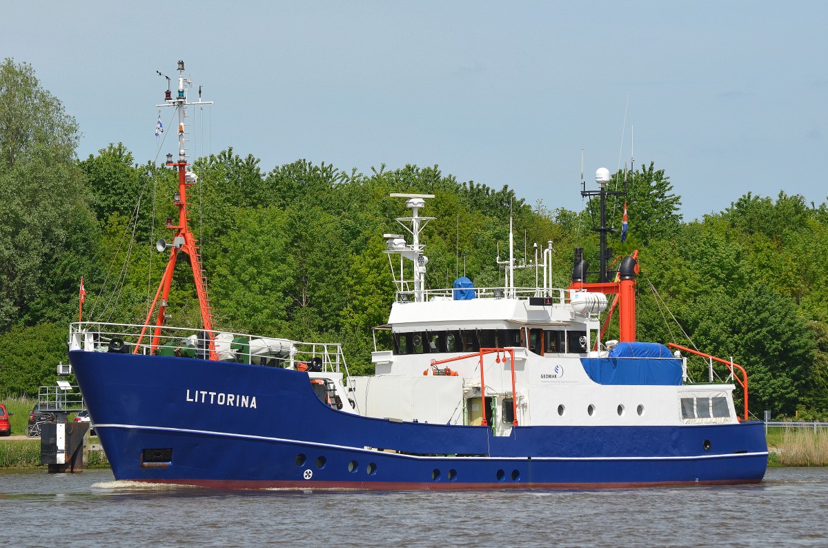 Der Forschungskutter Littorina IMO-Nummer:7360942 Flagge:Deutschland Länge:30.0m Breite:8.0m Baujahr:1975 Bauwerft:Julius Diedrich Schiffswerft,Moormerland Deutschland an der Weiche Fischerhütte im Nord-Ostsee-Kanal am 18.05,14