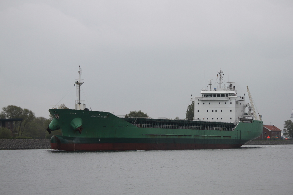 Der Frachter Arklow Marsh beim Auslaufen am 10.05.2019 in Warnemünde.